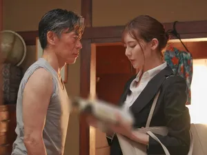 Em người mẫu khỏa thân vú mềm bị anh họa sĩ dâm dục địt