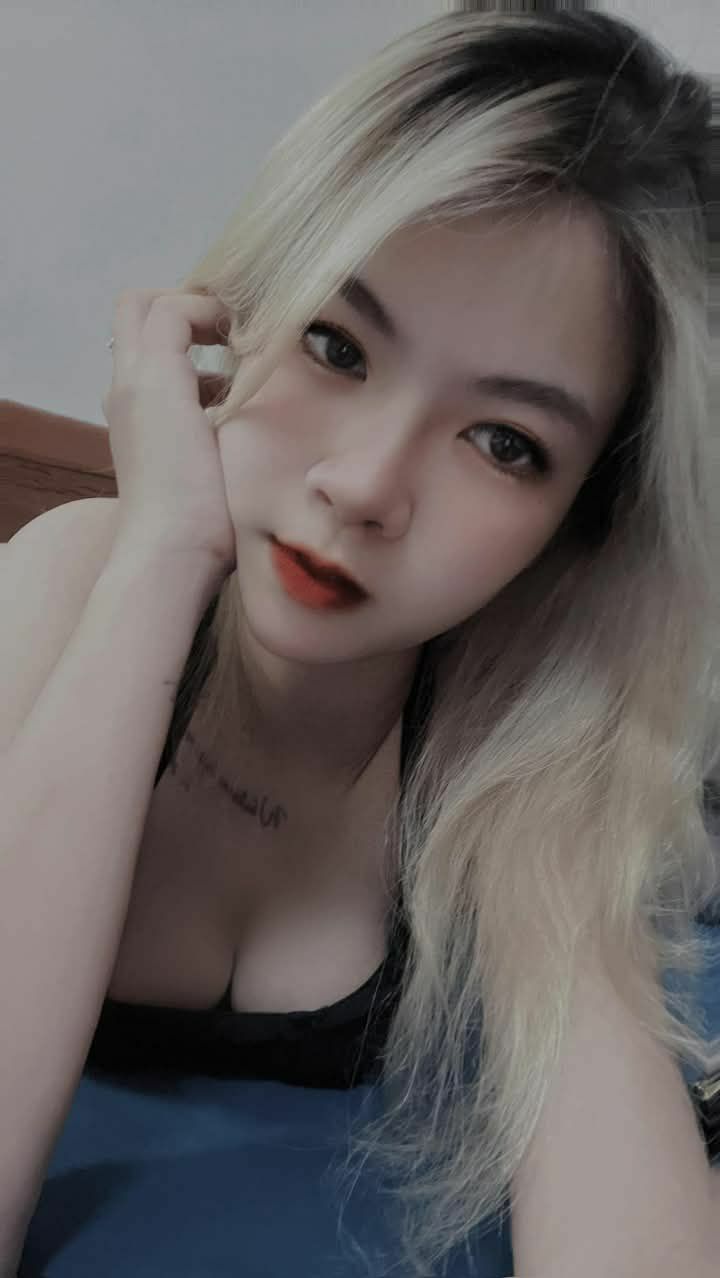 Cậu thanh niên mọt sách ngây thơ được cô bạn học đưa vào đời